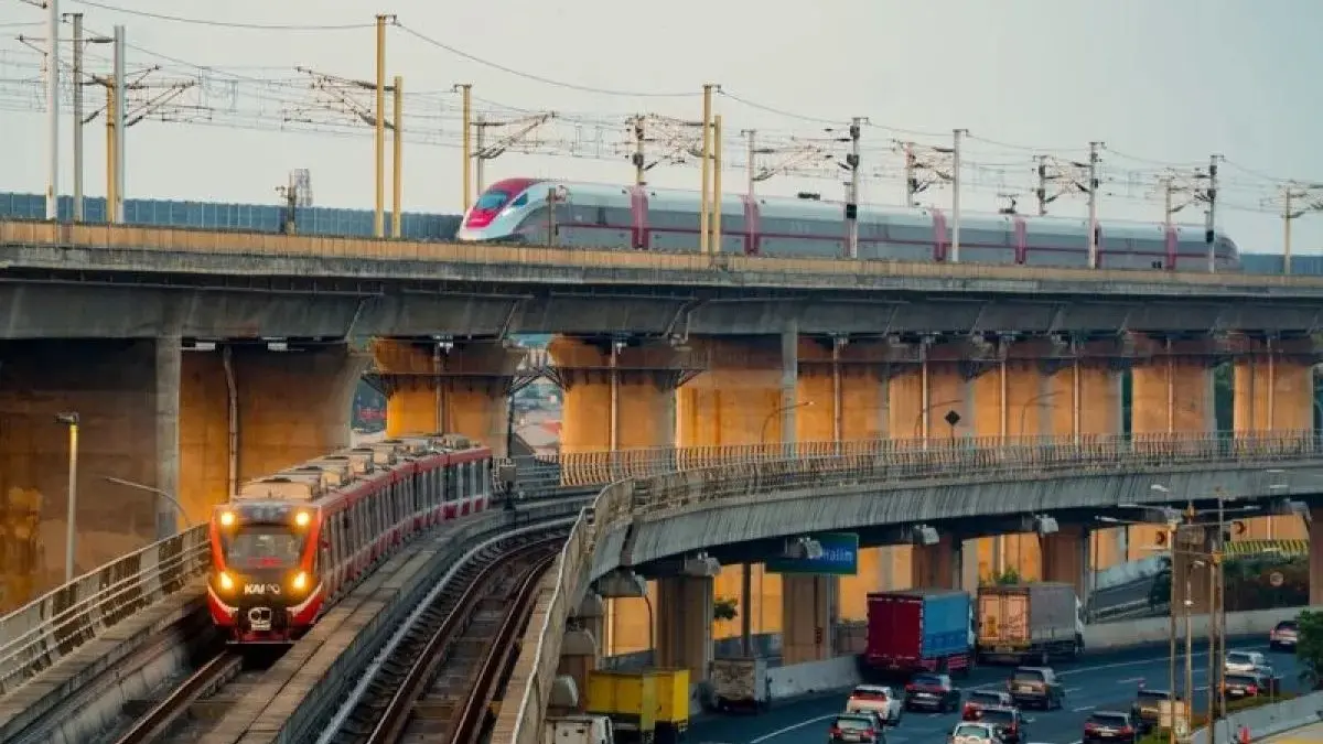 LRT Jabodebek dan kereta cepat Whoosh. (ANTARA)