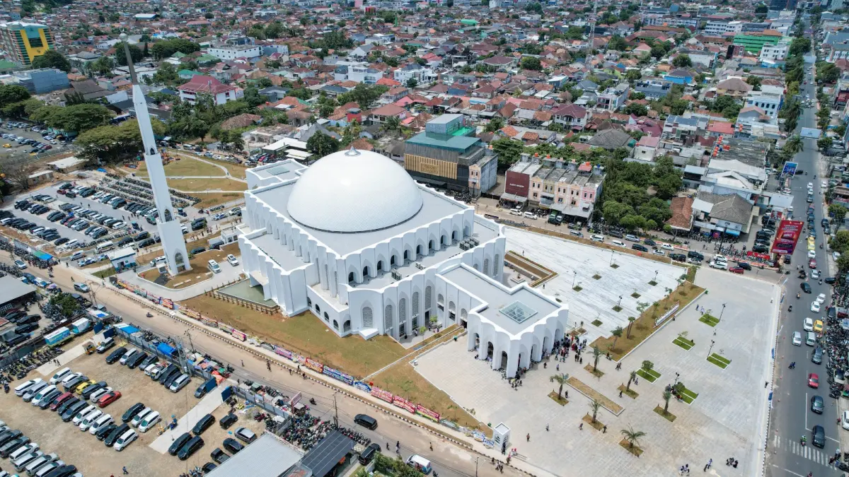 Masjid Raya Al-Bakrie, Enggal, Bandarlampung. (biroadpim.lampungprov.go.id)