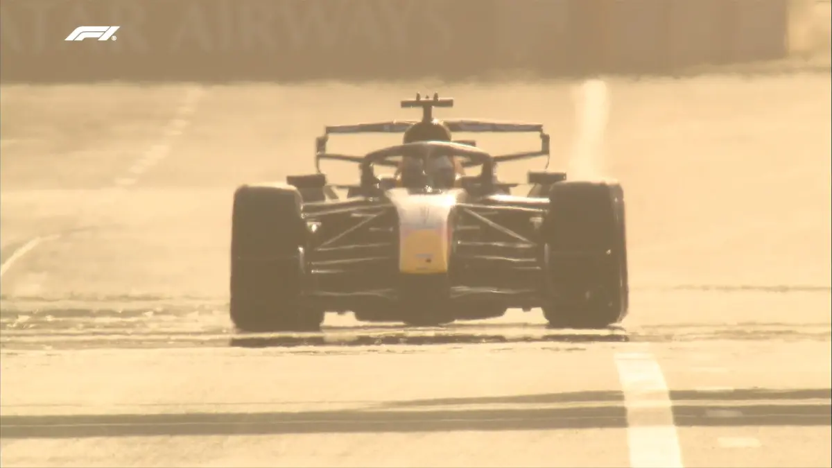 Max Verstappen memacu Red Bull pada FP3 Formula 1 GP Azerbaijan 2026 di Baku. Verstappen mencatat waktu tercepat 1 menit 43,922 detik, hanya unggul 0,099 detik atas George Russell. (F1)
