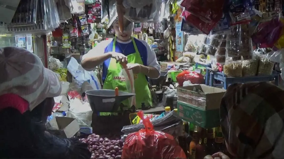 PANTAUAN: Petugas Pasar melakukan pemantauan harga di Pasar Genteng, DesaGentengkulon, Kecamatan Genteng. (Salis Ali/Radar Banyuwangi)