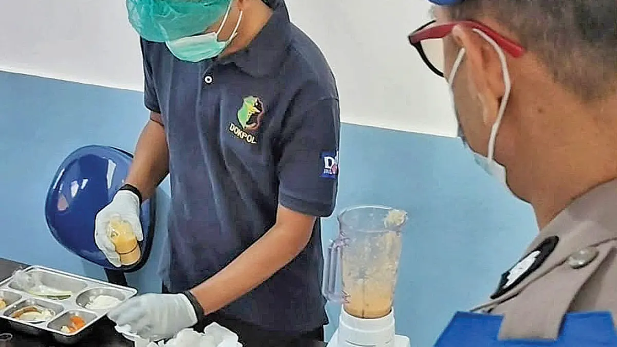 PENGAWASAN: Polisi melakukan pengawasan pelaksanaan uji sampel di SPPG yang berlokasi di Kecamatan Genteng, Kamis (24/9). (Salis Ali/Radar Banyuwangi)