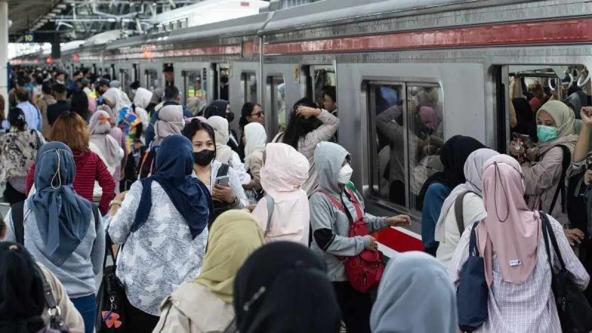 Penumpang memadati peron Stasiun Manggarai, Jakarta. KAI menyebut rata-rata pengguna KRL Jabodetabek kini mencapai sekitar 1,1 juta orang per hari. (ANTARA)