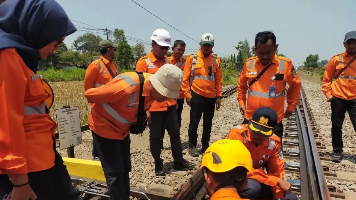 Petugas KAI Daop 7 Madiun memeriksa jalur kereta api dalam kegiatan cek lintas Kediri–Tulungagung, Kamis (24/9). Pemeriksaan dilakukan untuk mengecek kondisi prasarana dan kesiapan petugas. (KAI)