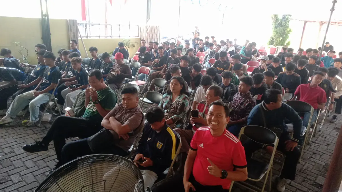 16 tim peserta Bahlil Mini Soccer Asyik Menuju Puncak Zona 11 Situbondo-Banyuwangi mengikuti temu teknik di Kantor DPD Golkar Situbondo, Sabtu 26 September 2026. (Ali Sodiqin/Radar Banyuwangi)