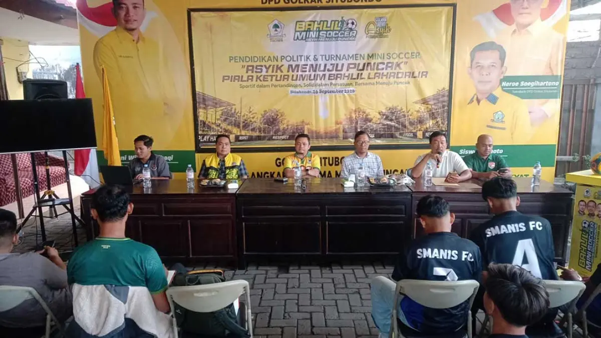 Ketua DPD Golkar Situbondo Yani Wijaya Baihaqi memimpin acara temu teknik Bahlil Mini Soccer Zona 11 Situbondo-Banyuwangi, Sabtu (26/9). (Ali Sodiqin/Radar Banyuwangi)