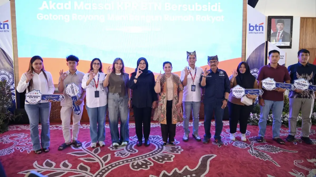 Pemkab Banyuwangi, BTN KC Banyuwangi dan Pengembang REI dan Apersi bersama nasabah berfoto bersama usai acara simbolis akad massal kredit KPR, Sabtu (26/9). (Ramada Kusuma/Radar Banyuwangi)