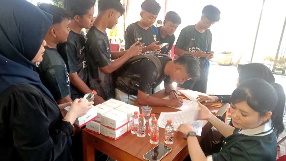 Peserta Bahlil Mini Soccer Zona Situbondo-Banyuwangi mulai berdatangan untuk temu teknik. Sebanyak 16 tim SMA siap bersaing puncak kompetisi. (Ali Sodiqin/Radar Banyuwangi)