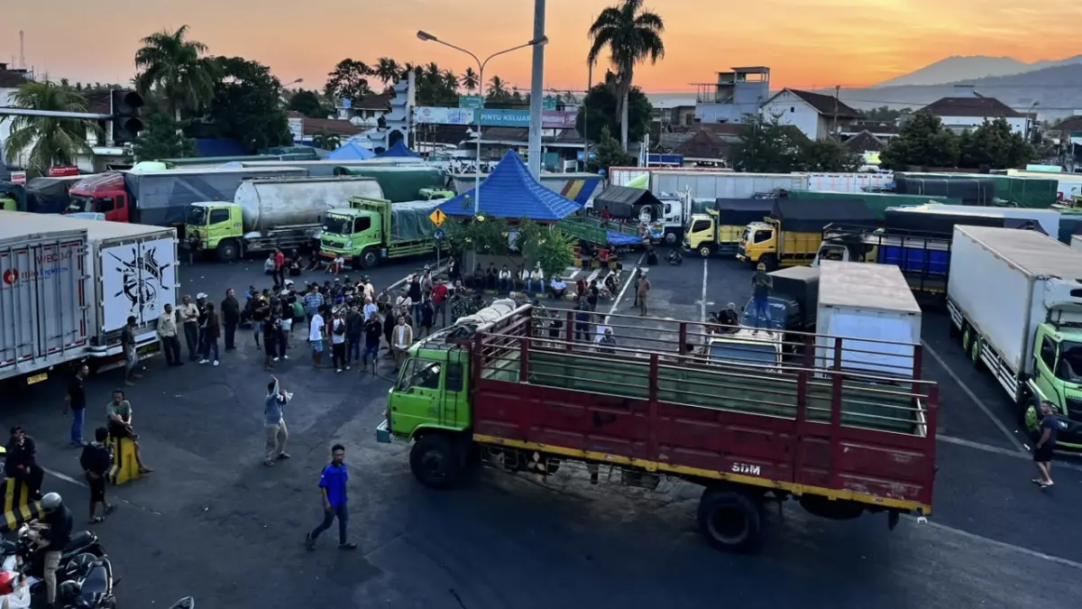 Puluhan truk logistik berjajar dan menutup akses pintu keluar Pelabuhan ASDP Ketapang saat aksi mogok sopir berlangsung. (Ramada Kusuma/Radar Banyuwangi)