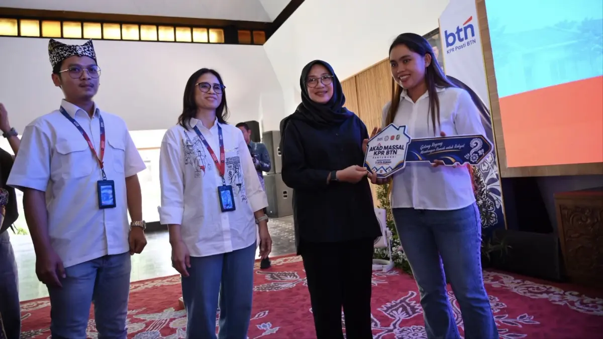 Bupati Banyuwangi Ipuk Fiestiandani (dua dari kanan), Wakil Kepala Kantor Wilayah Kantor BTN wilayah Jatim Nusra Joyce Ivone Mandagi, Pimpinan Cabang BTN KC Banyuwangi Ginanjar Fahmi Pratama menyerahkan mockup kunci simbolis akad KPR rumah subsidi kepada salah seorang nasabah, di Pendapa Sabha Swagata Blambangan, Sabtu (26/9). (Ramada Kusuma/Radar Banyuwangi)