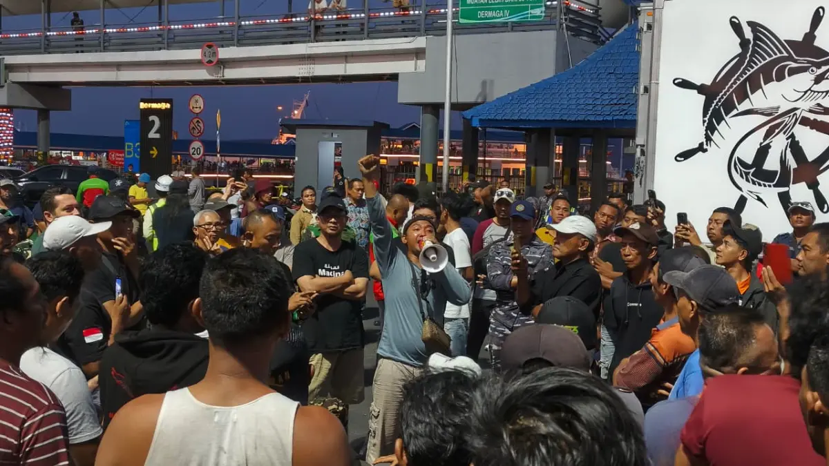 Sopir truk logistik berorasi saat menggelar aksi di Pelabuhan ASDP Ketapang, Sabtu (26/9). Mereka menuntut kelancaran arus kendaraan dan kepastian penanganan kemacetan. (Ramada Kusuma/Radar Banyuwangi)