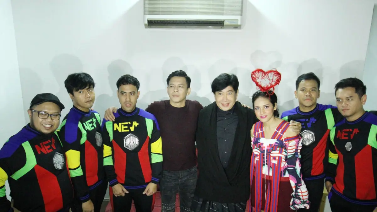 Guruh Soekarno Putra (tengah) bersama Ariel Noah, Dea Dalilia dan Grup Band Nev+ saat memberikan keterangan tentang lagu Janger Persahabatan yang dijadikan lagu official dari Asian Games 2018 di Ciputat, Tangerang Selatan, beberapa waktu lalu. (JawaPos.com_