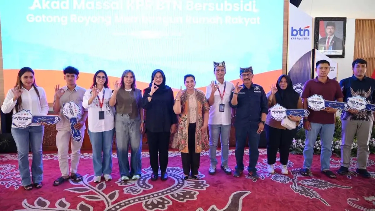 Bupati Ipuk Fiestiandani (dua dari kanan), Wakil Kepala Kantor Wilayah Kantor BTN wilayah Jatim Nusra Joyce Ivone Mandagi, Pimpinan Cabang BTN KC Banyuwangi Ginanjar Fahmi Pratama menyerahkan mockup kunci simbolis akad KPR rumah subsidi kepada salah seorang nasabah di Pendapa Sabha Swagata Blambangan, Sabtu (26/9). (Ramada Kusuma/Radar Banyuwangi)