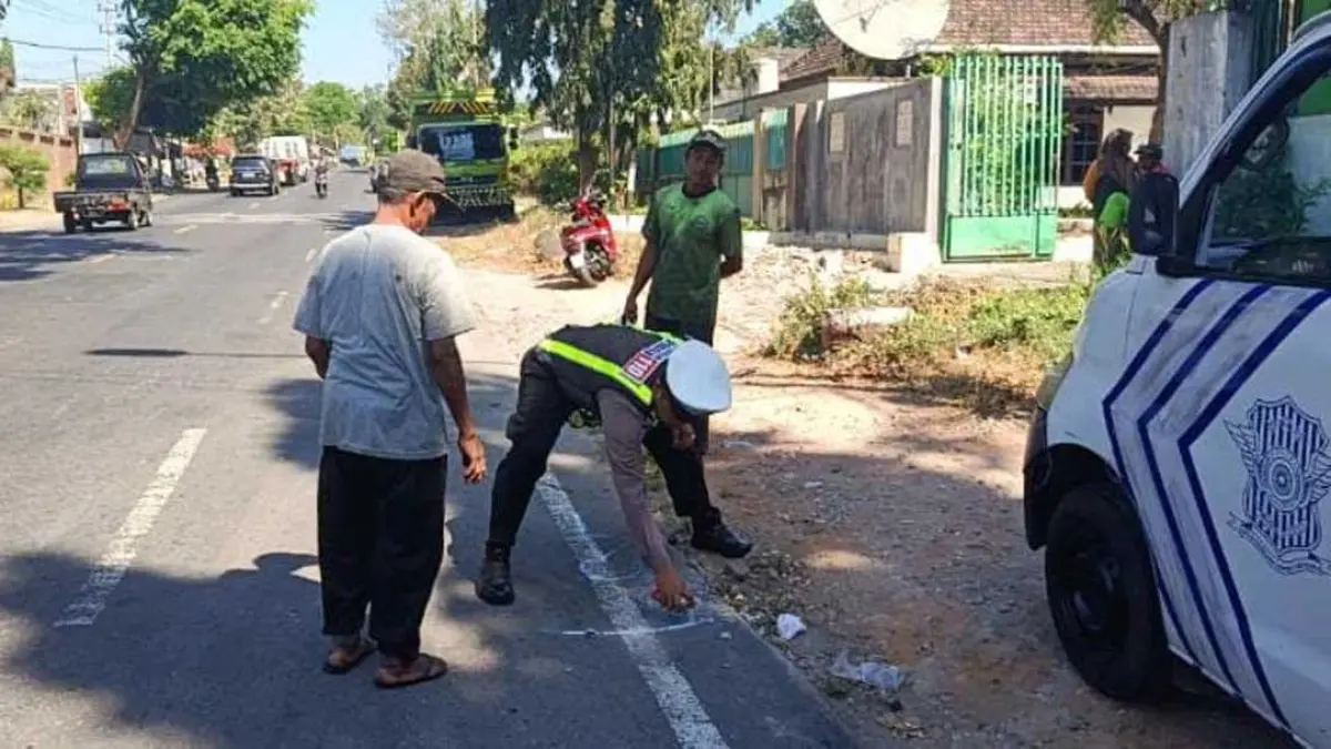 Personel Satlantas Polresta Banyuwangi melakukan olah tempat kejadian perkara (TKP) tabrakan beruntun di Jalan Argopuro, tepatnya di depan Agen Elpiji PT Putra Kami Suka, Lingkungan Sukowidi, Kelurahan Klatak, Kecamatan Kalipuro, Sabtu (26/9). (PEPRI for Radar Banyuwangi)