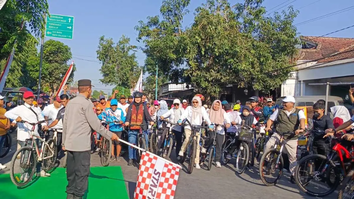 BERANGKAT: Bupati Banyuwangi Ipuk Fiestiandani ikut gowes di CFD Karetan, Kecamatan Purwoharjo, Minggu (27/9). (Agus Hartono for Radar Banyuwangi)