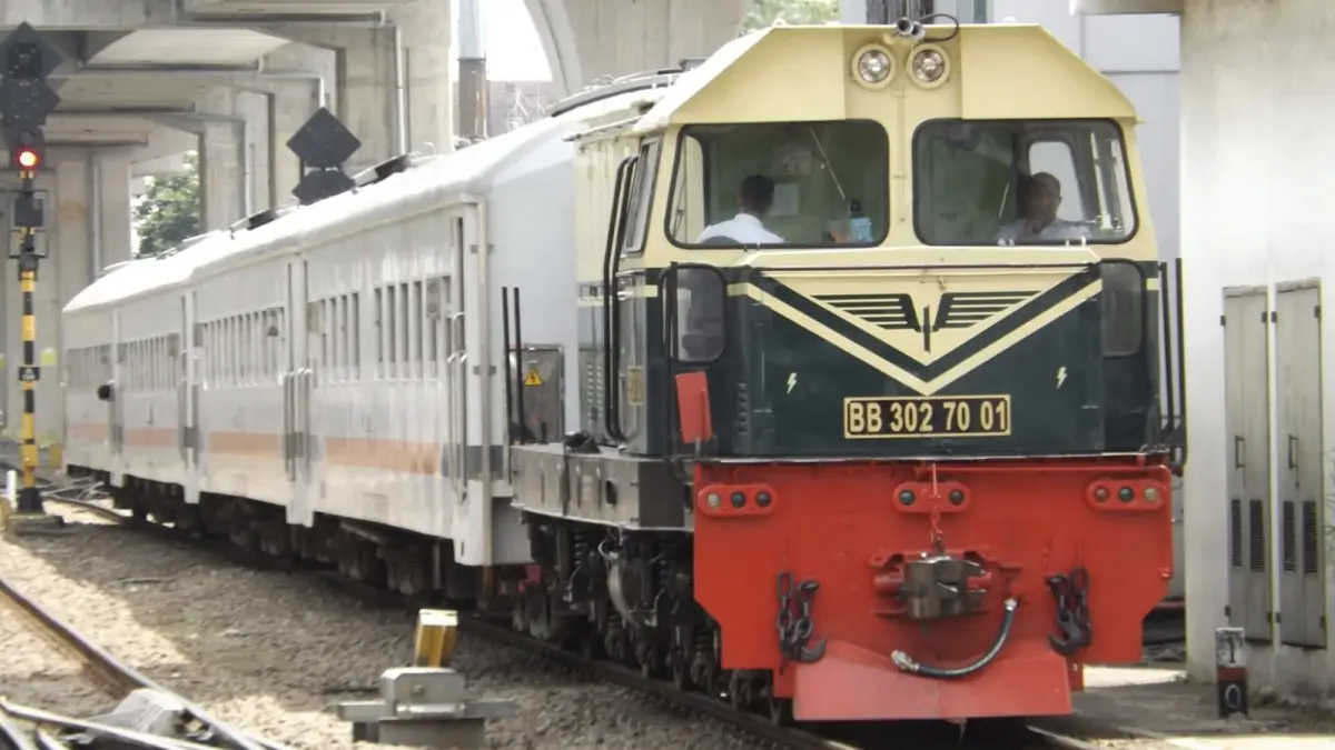 Lokomotif BB3027001 dengan livery kuning-hijau khas era PJKA. Dari enam unit BB302 yang didatangkan ke Indonesia pada 1970, lokomotif ini menjadi satu-satunya yang masih aktif beroperasi di wilayah KAI Divre I Sumatera Utara. (Fadhil Dimas Nabillah/Wikimedia Commons)