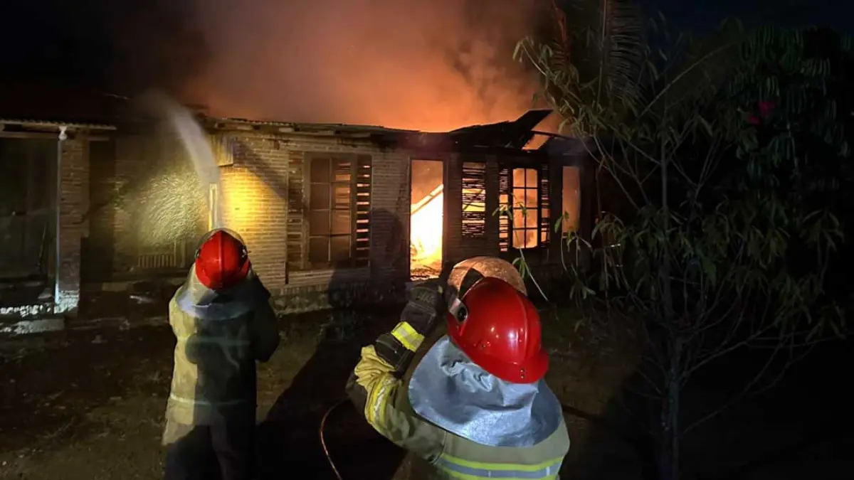 Kafe De Gentong Banyuwangi terbakar dini hari. Api diduga akibat korsleting listrik, melalap hampir seluruh bangunan dengan kerugian Rp70 juta. (Damkarmat Banyuwangi)