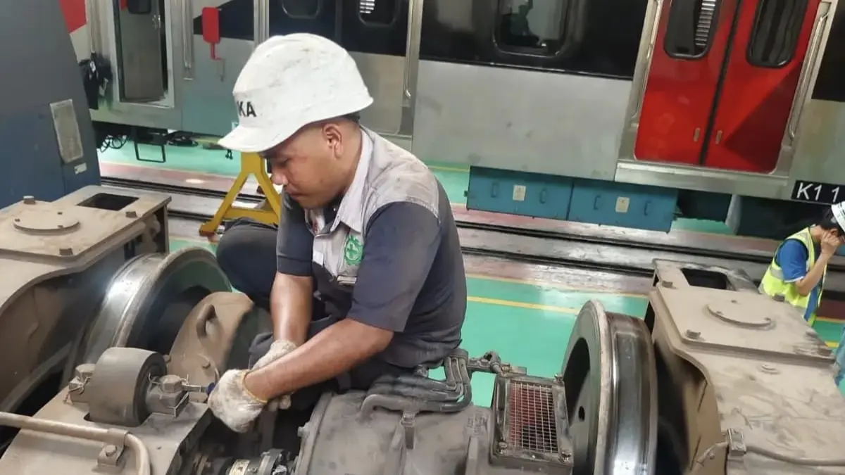 Perawatan KRL iE305/CLI-225 di fasilitas PT INKA. KAI dan INKA melakukan pemeriksaan sarana untuk memastikan kesiapan dan keselamatan operasional Commuter Line Jabodetabek. (KAI)