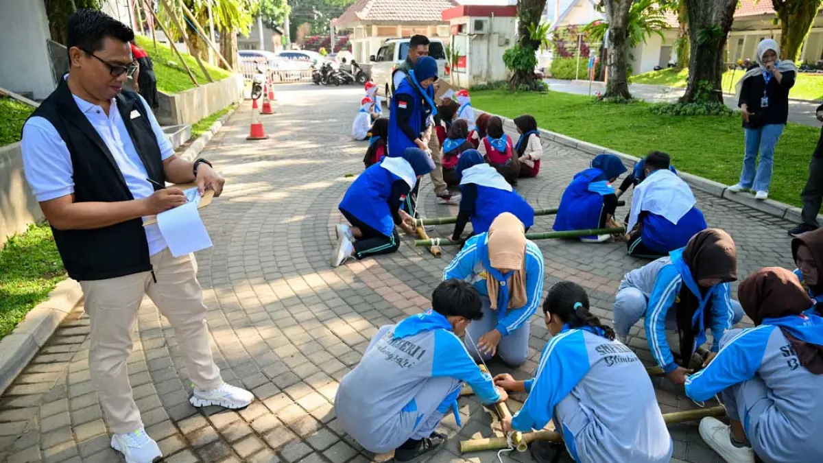 Peserta lomba Digi UKS/PMR mengikuti lomba cipta tandu di area Kantor Pemkab Banyuwangi, Minggu (27/9). (Ramada Kusuma/Radar Banyuwangi)
