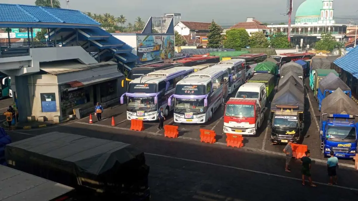 Usai 6 Jam terhambat, kantung parkir di dalam Pelabuhan ASDP Ketapang disesaki kendaraan. Kepadatan dilaporkan terjadi di dua sisi pelabuhan Minggu (27/9) pagi. (BPTD for Radar Banyuwangi)