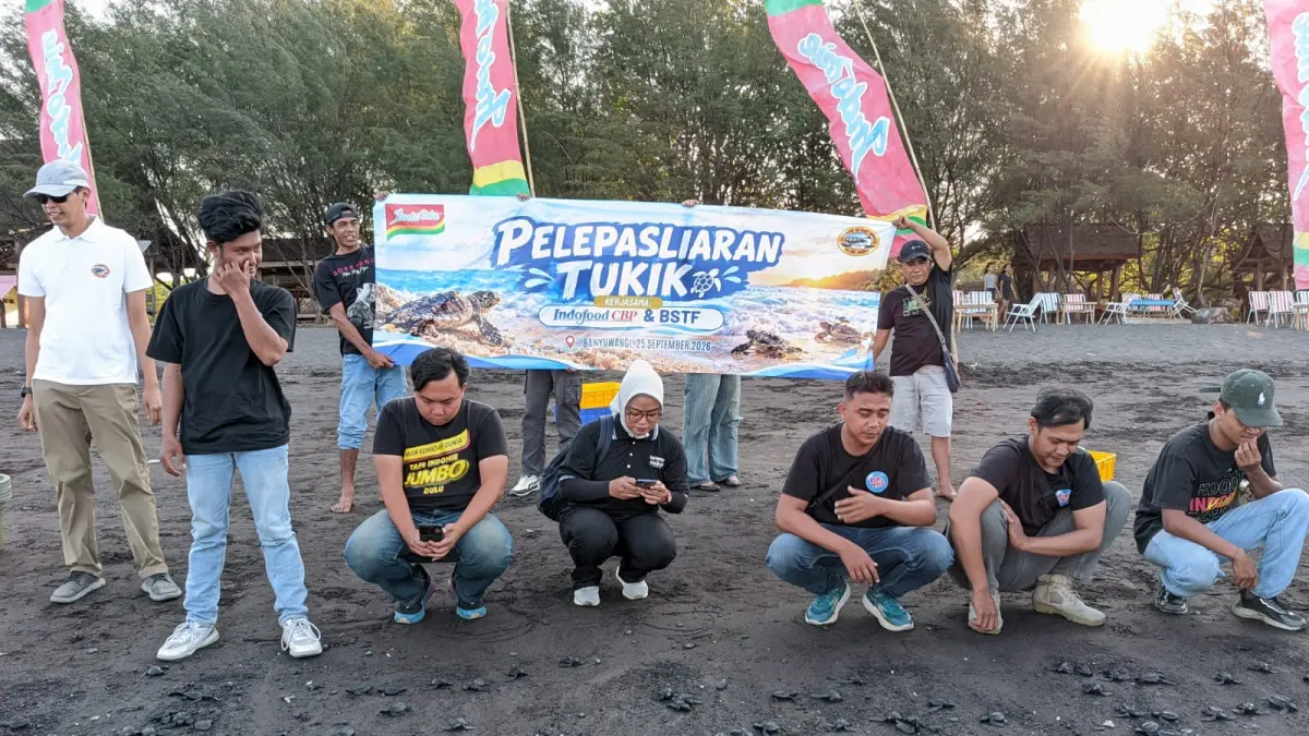 SANGAT BERARTI : Indofood Noodle Surabaya melepasliarkan 105 Tukik ke laut pada Sabtu (29/9/2026) sore di Pantai Pulau Santen. Tukik yang dilepaskan adalah hasil penetasan INTAN ruang dan merupakan inovasi dari Banyuwangi Seaturtle Foundation (BSTF). (Wiyanto untuk RadarBanyuwangi.id)