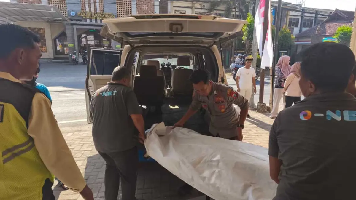 Warga bersama personel Polsek Siliragung menaikkan jasad pria tanpa identitas ke dalam armada ambulans di Dusun Krajan, Desa/Kecamatan Siliragung, Jumat sore (25/9). (HERU for Radar Banyuwangi)