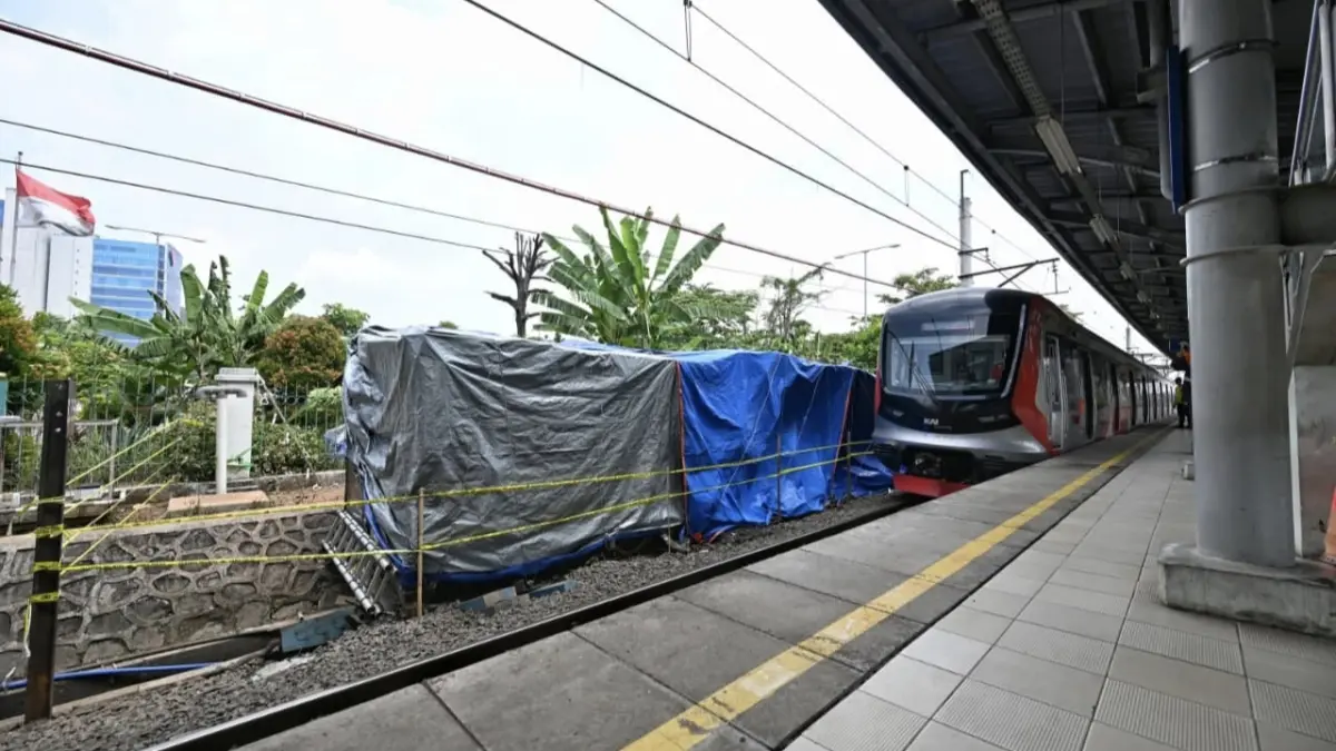 Kondisi KA Argo Bromo Anggrek dan KA 5568A Commuter Line setelah bertabrakan di Jalur I Stasiun Bekasi Timur pada 27 April 2026. Laporan akhir KNKT mengidentifikasi enam faktor yang berkontribusi terhadap kecelakaan tersebut. (Kementerian Perhubungan)