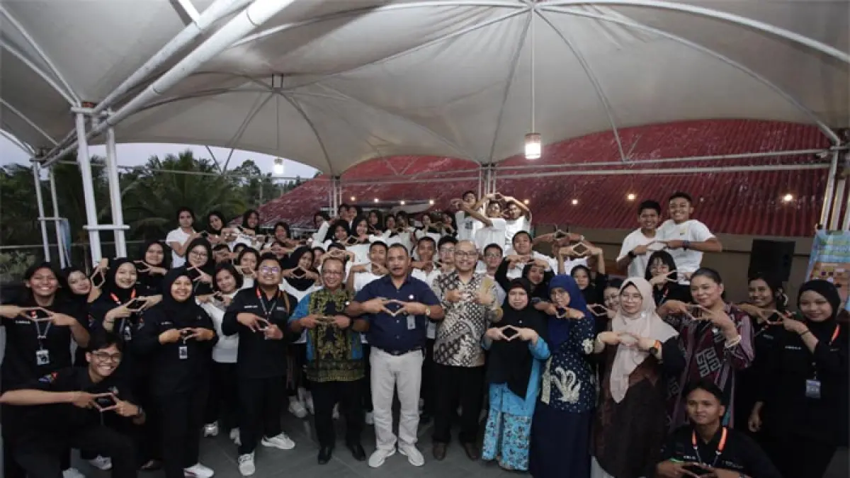 BENTUK LOGO : Kepala SMAN 1 Giri Taruna Bangsa I Ketut Renen (tengah) beserta jajaran wakasek dan seluruh kru SmagiTV saat diklat dan pengukuhan pengurus baru di Hotel Grand Harvest pada Sabtu (26/9/2026). (SmagiTV untuk RadarBanyuwangi.id)