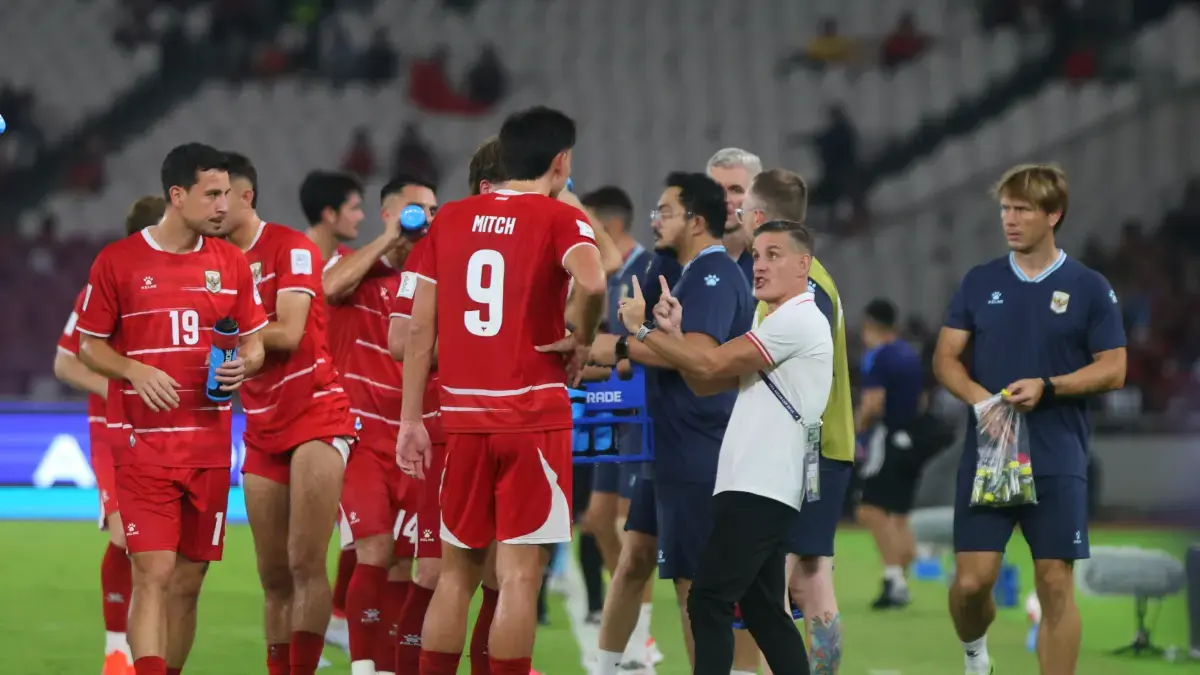Pelatih John Herman mengarahkan timnya saat melawan Singapura pada FIFA ASEAN Cup di SUGBK, Jakarta, Jumat (25/9/2026). John Herdman membidik kemenangan saat Timnas Indonesia menghadapi Malaysia di laga kedua FIFA ASEAN Cup 2026 di Stadion Utama GBK. (Dery Ridwansah/ JawaPos.com)