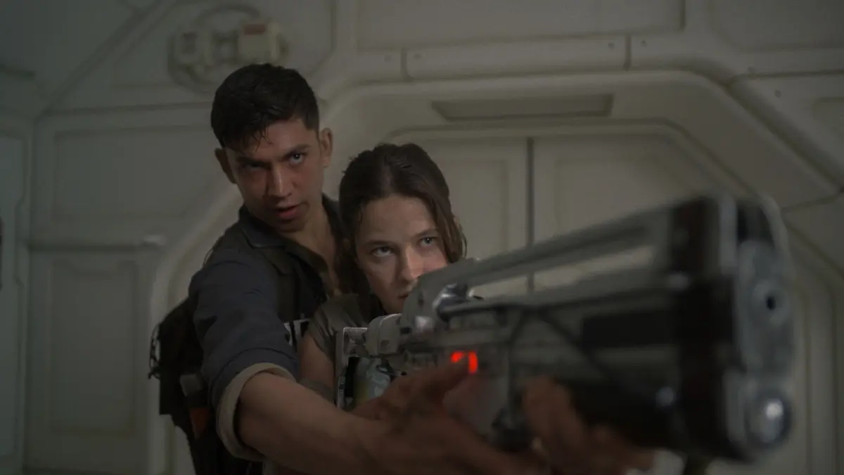 Fede Álvarez menyutradarai Alien: Romulus, film yang menggabungkan elemen visual dan naratif dari sejumlah bagian terdahulu dalam waralaba Alien. (20th Century Studios/Disney)
