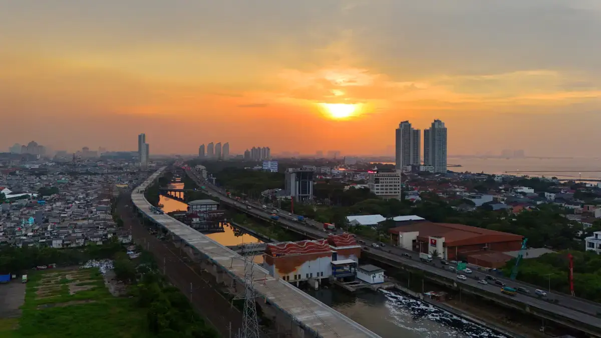 Foto udara Suasana proyek Tol Harbour Road II (HBR II) ruas Ancol Timur-Pluit, Kawasan Ancol, Jakarta Utara, Senin (6/4/2026). (Dery Ridwansah/ JawaPos.com)