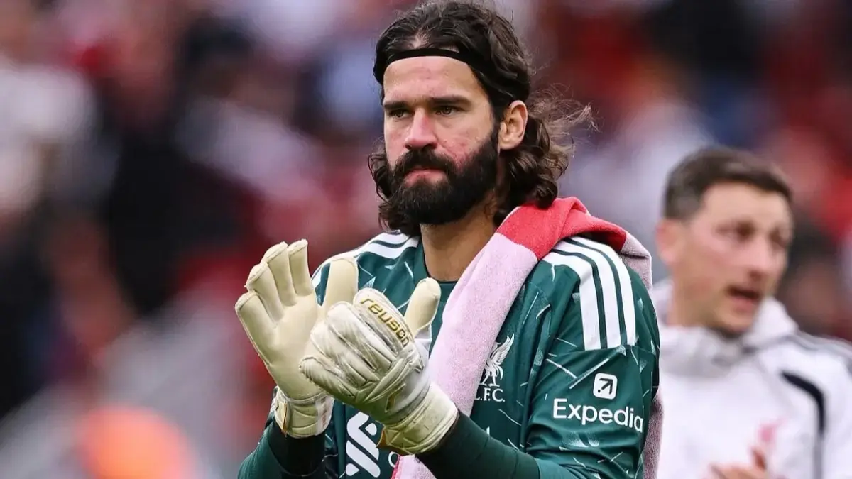 Juventus kembali memantau Alisson Becker setelah Liverpool belum membahas kontrak baru. Sang kiper berpeluang pergi gratis pada musim panas 2027. (Liverpool)