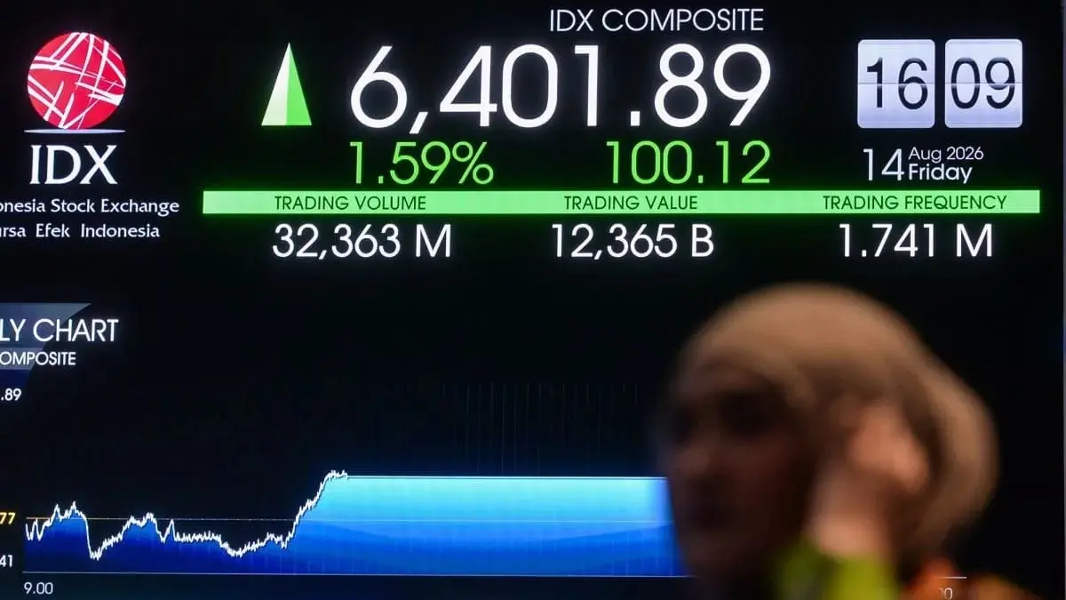 Pengunjung melintas di depan layar yang menampilkan pergerakan Indeks Harga Saham Gabungan (IHSG) di Bursa Efek Indonesia, Jakarta, 14 Agustus 2026. (Putra M. Akbar/ANTARA FOTO)