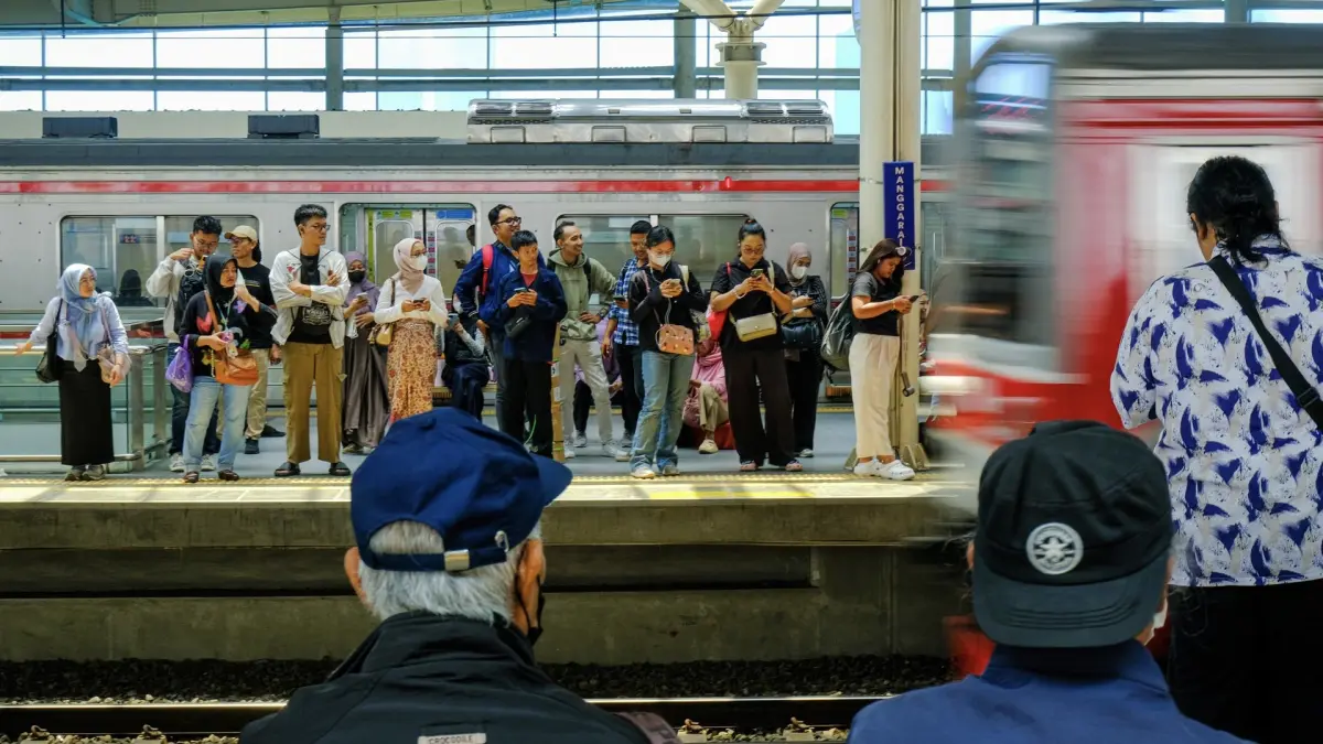 Penumpang menunggu kereta komuter di Stasiun Manggarai, Jakarta. Pertumbuhan pengguna membuat perkeretaapian Indonesia menghadapi tantangan kapasitas, keandalan armada, keselamatan, dan integrasi layanan yang semakin besar. (Abud Suryo/Pexels)
