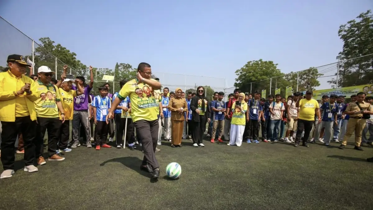 Ketua DPD Partai Golkar Jawa Timur Ali Mufthi melakukan tendangan pertama, menandai dimulainya Turnamen Bahlil Mini Soccer Asyik Menuju Puncak Zona 9 Kota/Kabupaten Probolinggo-Pasuruan, Senin (28/9) pagi di lapangan Probolinggo Mini Soccer Kota Probolinggo. (MUKHAMAD ZUBAIDILAH/RADAR BROMO)