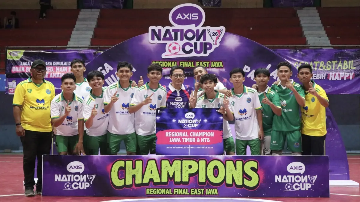 Para pemain SMAN 2 Mataram dan SMAN 1 Wonoayu merayakan keberhasilan menjadi juara Final Regional AXIS Nation Cup 2026 East Java Balinusra di GOR Unesa, Lakarsantri, Surabaya, Sabtu (5/9). Kedua tim berhak melanjutkan persaingan ke tahap berikutnya menuju Grand Final AXIS Nation Cup 2026 di Jakarta. (Istimewa)