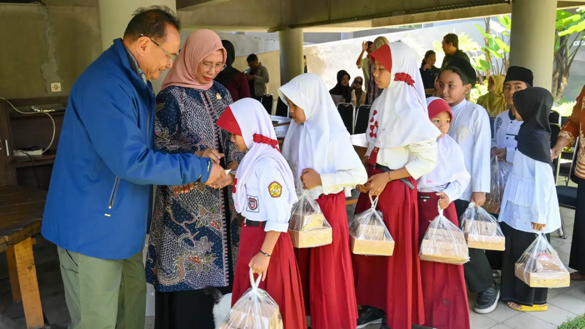 Abdul Kadir didampingi sang istri Nunuk Sri Rahayu menyantuni anak yatim di kantor Radar Banyuwangi. (Ramada Kusuma/Radar Banyuwangi)