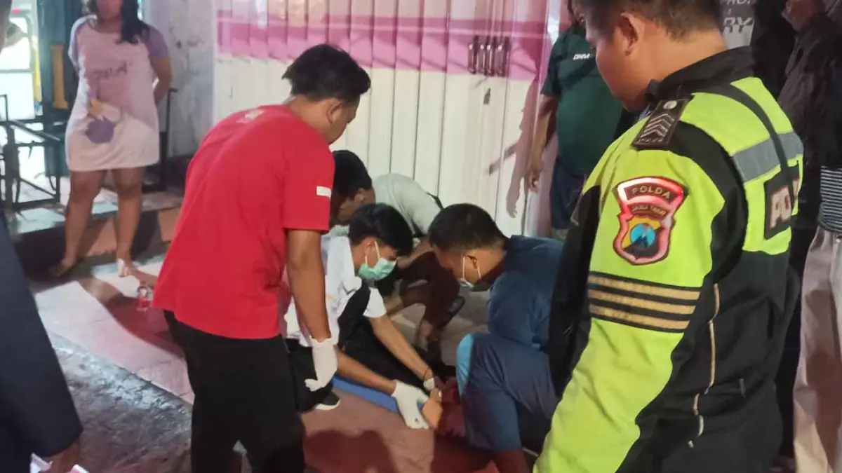 Anggota kepolisian saat mendatangi lokasi kecelakaan lalu lintas di Jalan Gajah Mada, Dusun Sawahan, Desa Genteng Kulon, Kecamatan Genteng, pada Senin malam (28/9) malam. (Foto: Polsek Genteng)