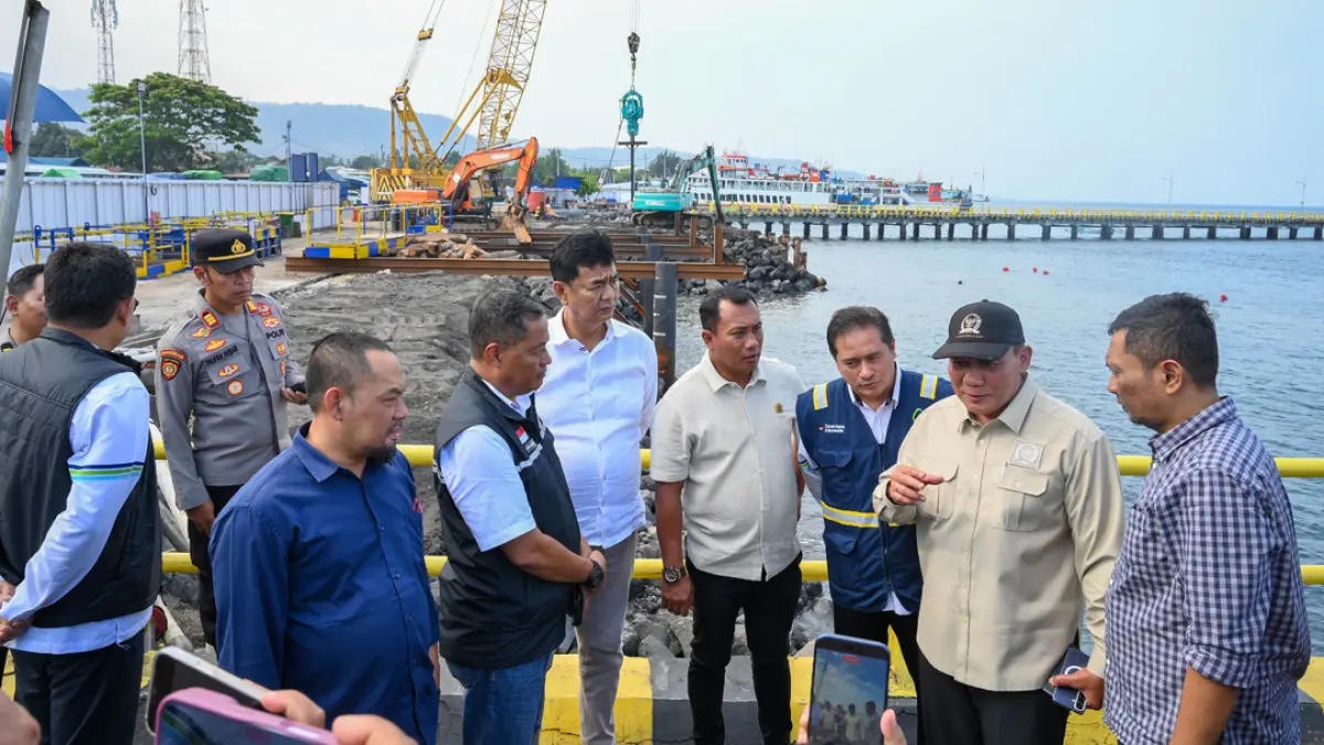 Anggota Komisi VII DPR RI Bambang Haryo Soekartono (BHS) memantau aktivitas sirkulasi bongkar muat armada truk di Dermaga Pelabuhan ASDP Ketapang, Kalipuro, Senin (28/9). (Ramada Kusuma/Radar Banyuwangi)