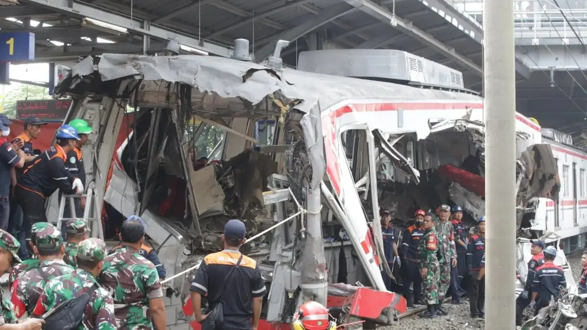 Petugas mengevakuasi rangkaian KRL Commuter Line seusai bertabrakan dengan KA Argo Bromo Anggrek di Stasiun Bekasi Timur, Bekasi, Jawa Barat, 28 April 2026. Polisi kemudian menetapkan masinis KA Argo Bromo Anggrek sebagai tersangka, sementara KNKT menemukan enam faktor yang berkontribusi terhadap kecelakaan. (Dery Ridwansah/JawaPos.com)