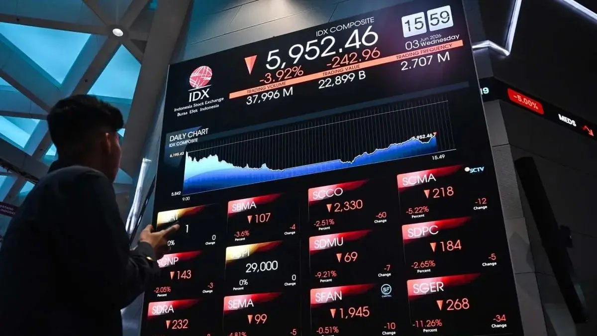 Pengunjung mengamati layar pergerakan Indeks Harga Saham Gabungan (IHSG) di Bursa Efek Indonesia, Jakarta. IHSG ditutup di level 6.147,86 pada Senin, 28 September 2026, menjelang perdagangan Selasa yang diperkirakan masih volatil. (Sulthony Hasanuddin/ANTARA FOTO)