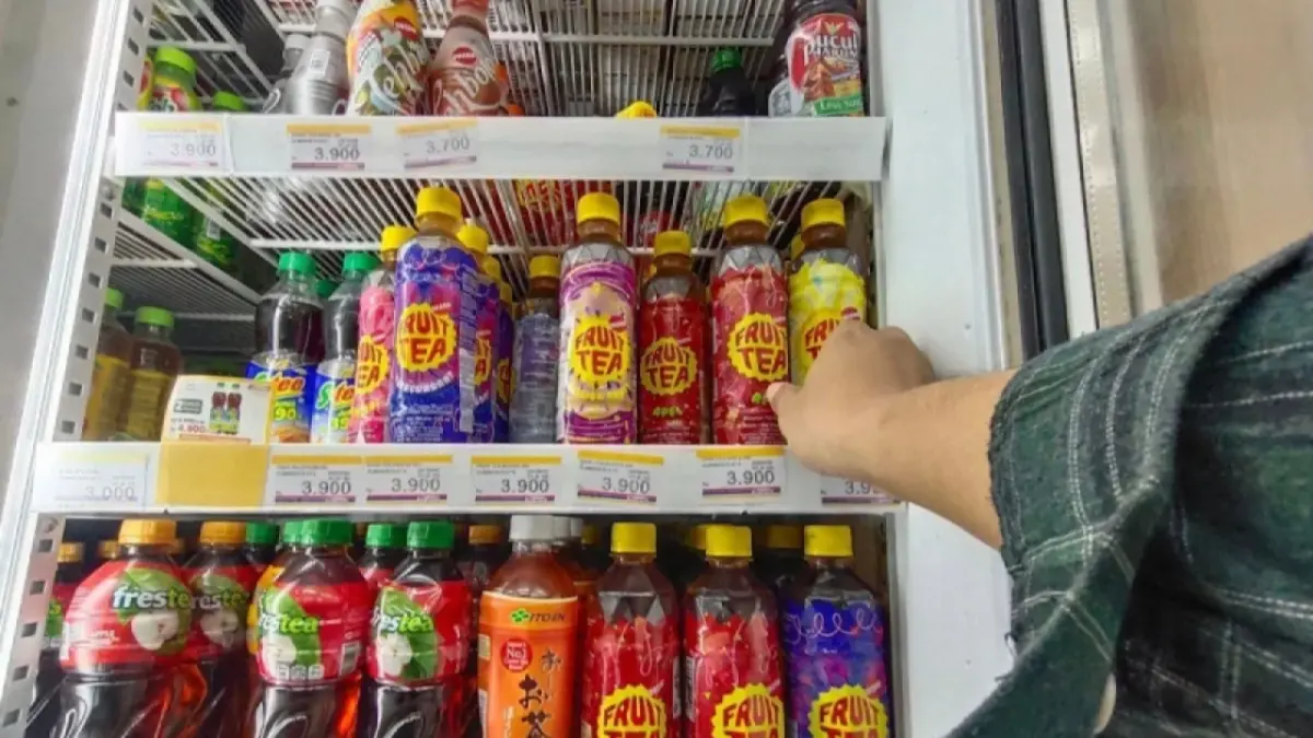 Konsumen memilih minuman di gerai. Kebiasaan mengonsumsi minuman dengan kadar gula tinggi perlu diperhatikan seiring meningkatnya perhatian terhadap diabetes tipe 2 pada kelompok usia muda. (ANTARA)