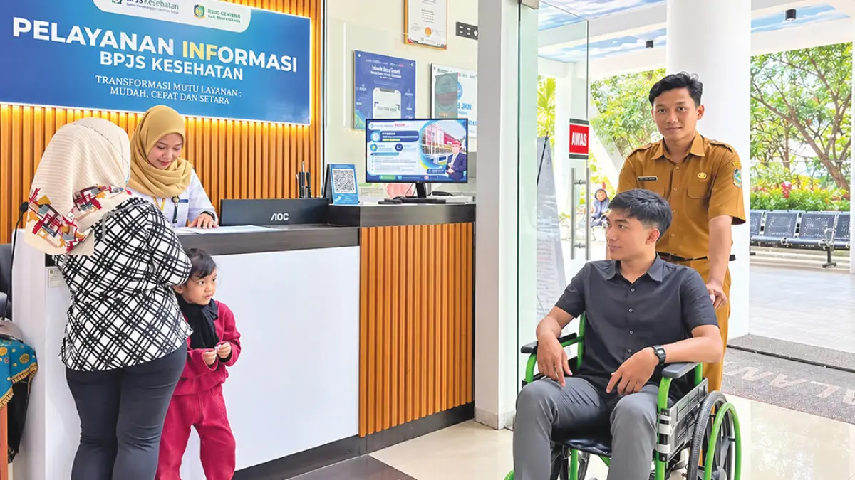 RAMAH: Petugas RSUD Genteng membantu pasien sejak tiba di pintu masuk rumah sakit pelat merah tersebut. (RSUD Genteng for Radar Banyuwangi)