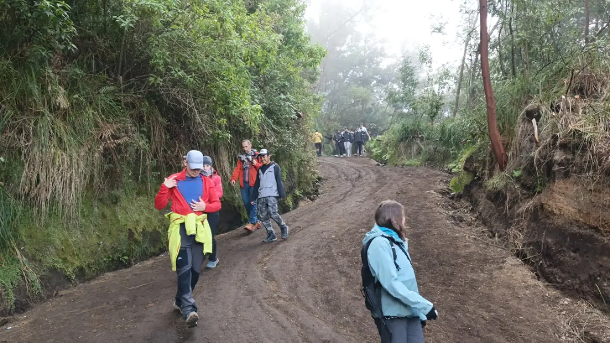 Setelah ditutup hampir sebulan, jalur pendakian TWA Ijen kembali dipenuhi wisatawan, Senin (28/9). (Kholil for Radar Banyuwangi)
