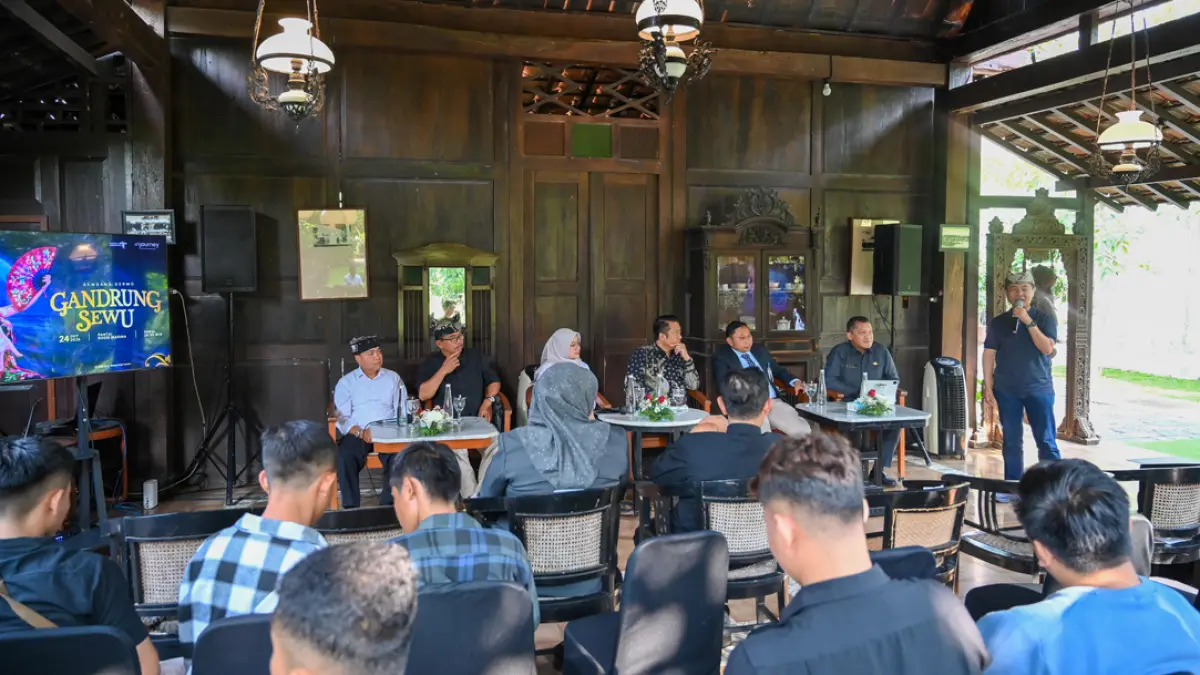 Bupati Ipuk Fiestiandani bersama kepala OPD, DKB, Patih Sena Wangi, dan Direktur Radar Banyuwangi Samsudin Adlawi hadir dalam press conference di area Pendapa Sabha Swagata Blambangan, Rabu (30/9). (Ramada Kusuma/Radar Banyuwangi)