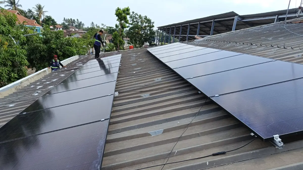 Panel surya terpasang di atap Stasiun Ketapang, Banyuwangi. PLTS berkapasitas 15 kWp tersebut menjadi bagian dari pemanfaatan energi surya di empat stasiun wilayah KAI Daop 9 Jember. (KAI)