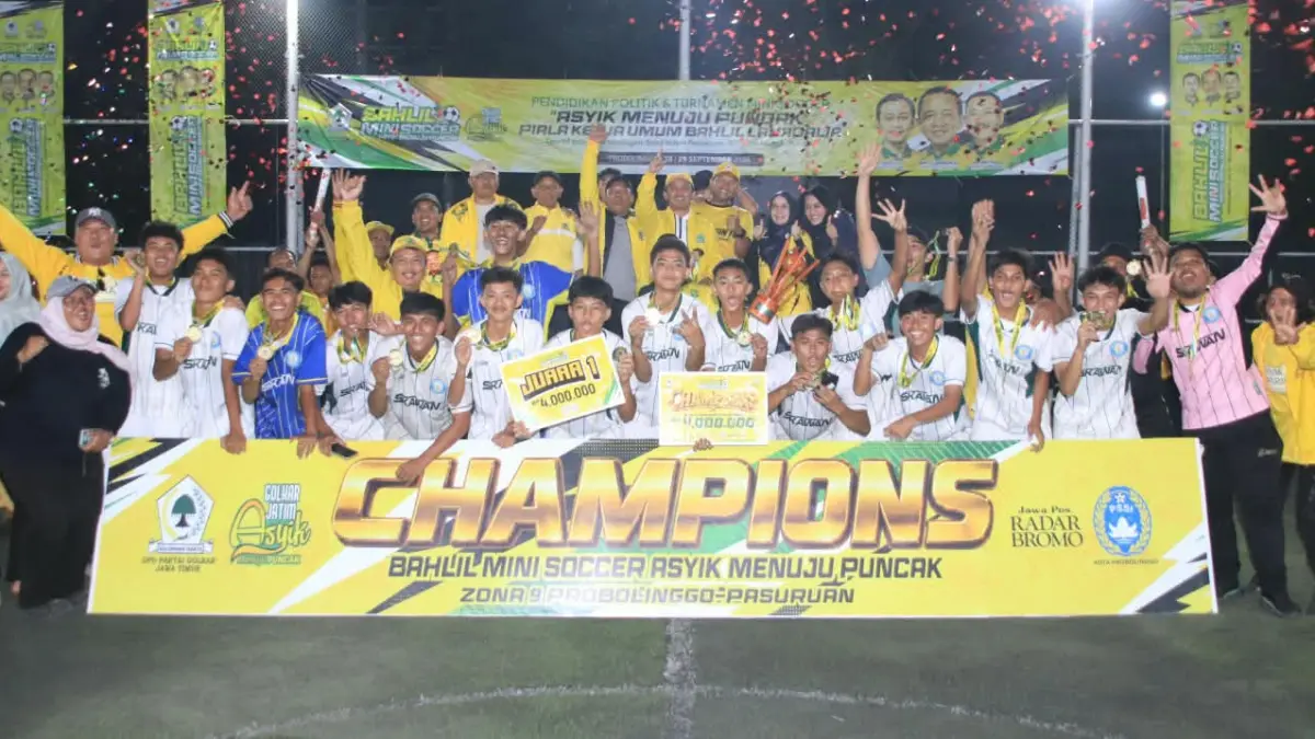 Para pemain bersiap menjalani pertandingan Bahlil Mini Soccer Asyik Menuju Puncak 2026 Zona 10 Jember di Jember Mini Soccer, Kebonsari, Sumbersari, Kamis (1/10). Sebanyak 16 tim dari Jember, Bondowoso, dan Lumajang bersaing memperebutkan tiket menuju final tingkat Jawa Timur di Surabaya. (JAMALUDIN/RADAR BROMO)