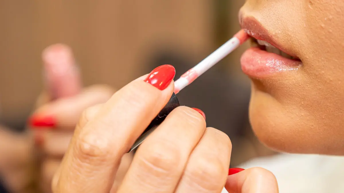 Pemilihan formula dan teknik aplikasi memengaruhi hasil lipstik pada bibir two-tone. (Pexels/Jonas Wilson)