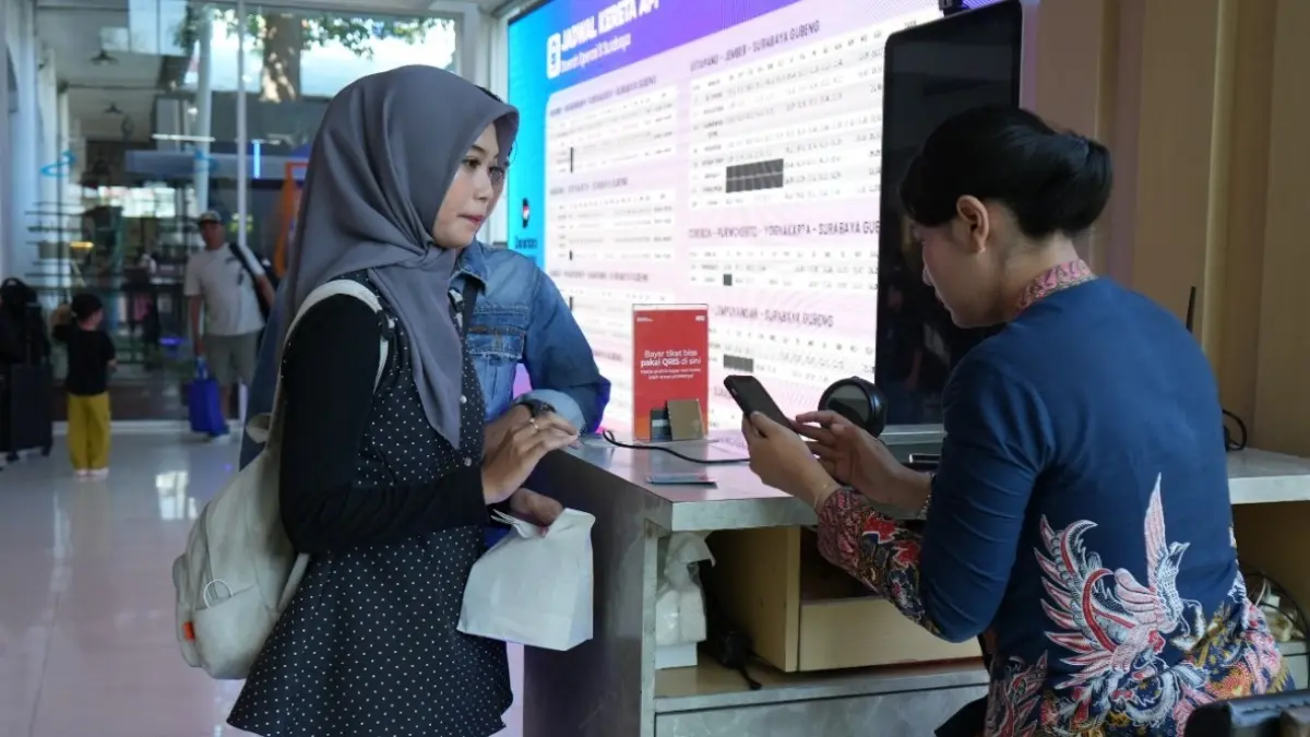 Penumpang bersiap melakukan perjalanan dengan kereta api di wilayah Daop 8 Surabaya. Sebanyak 29.570 tiket promo HUT ke-81 KAI terjual di Daop 8 Surabaya dan dapat digunakan untuk perjalanan hingga 12 November 2026. (KAI)