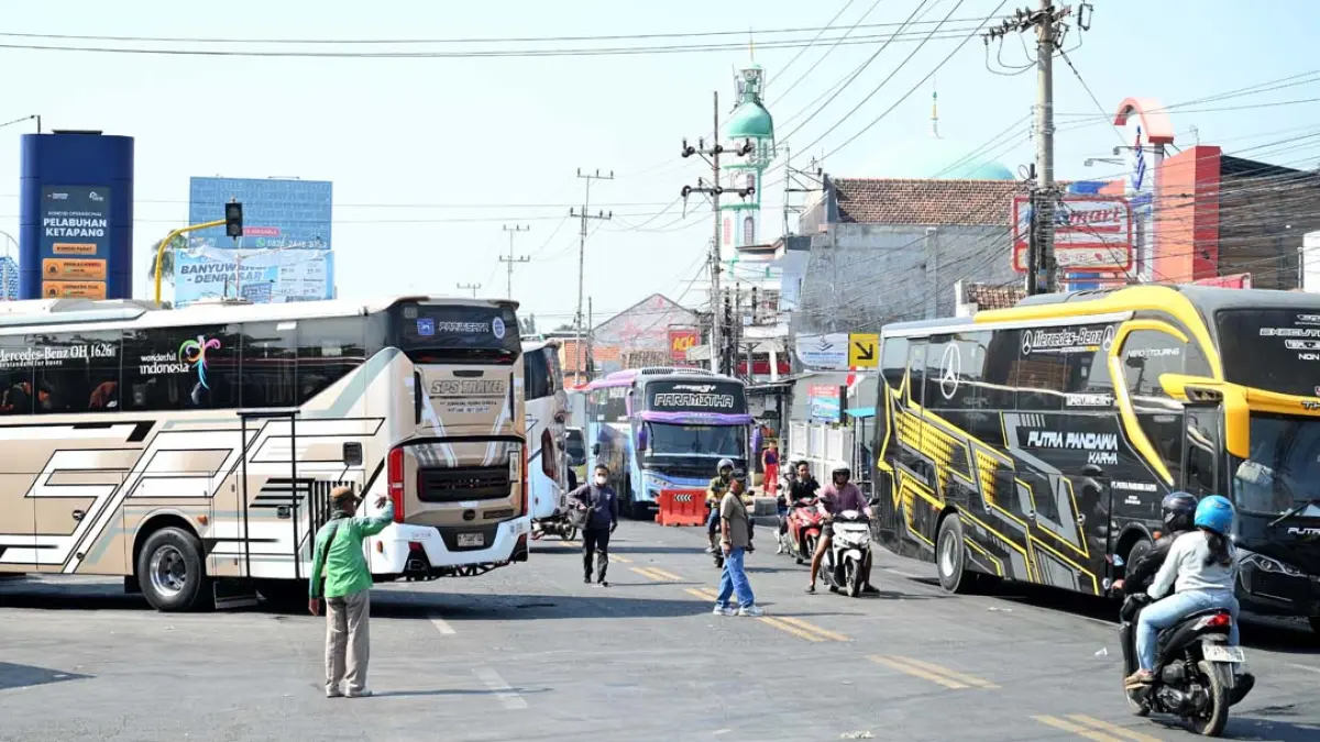 PT ASDP mencatat, sepanjang 27–29 September 2026, sebanyak 18.067 kendaraan dan 61.330 penumpang telah menyeberang ke Bali. (Ramada Kusuma/Radar Banyuwangi)