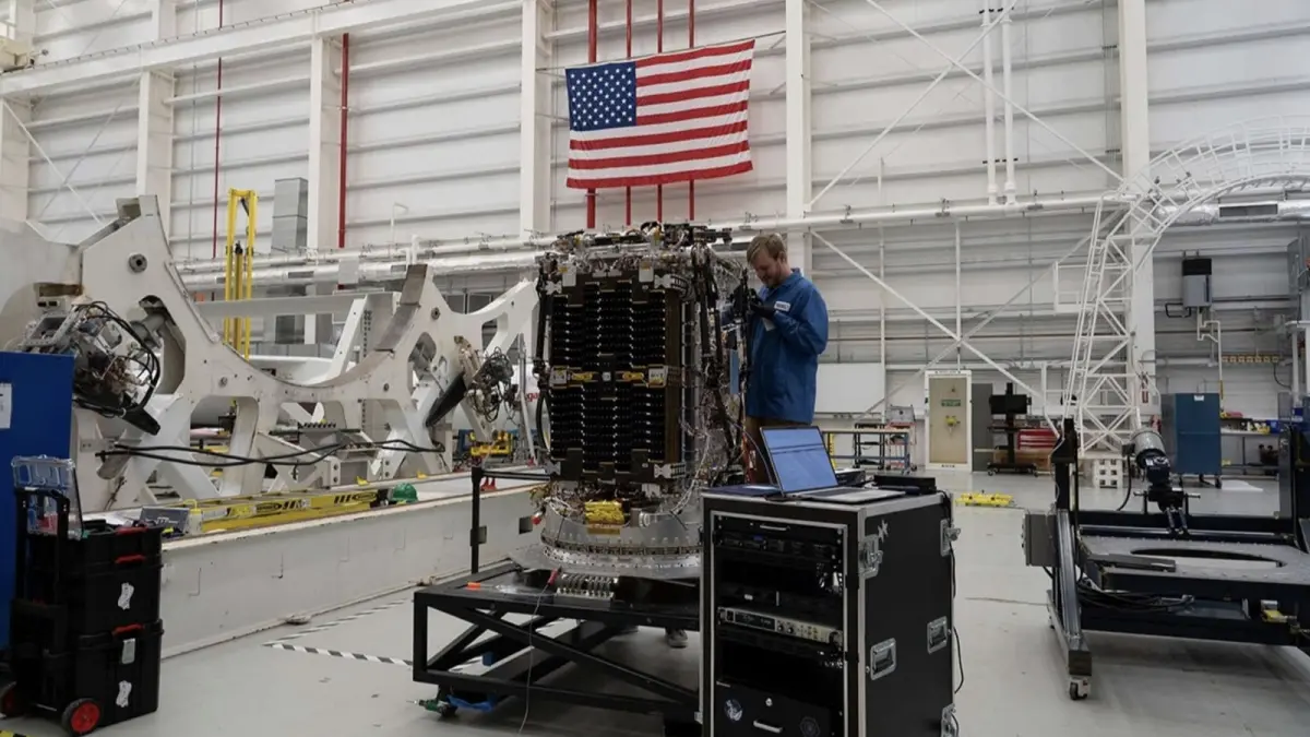 Wahana robotik LINK milik Katalyst Space sebelum dimasukkan ke roket Pegasus XL di NASA Wallops Flight Facility, Virginia, 8 Juni 2026. LINK diluncurkan untuk mencoba menaikkan orbit Neil Gehrels Swift Observatory. (NASA/Ron Beard)